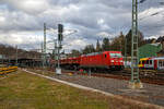 Die 185 244-1 (91 80 6185 244-1 D-DB) der DB Cargo AG fährt am 23.02.2022 mit einem Schotterzug (unterschiedliche Wagen) durch Betzdorf (Sieg) in Richtung Köln.