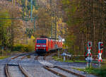 Die 152 121-0 mit den kalten 185 155-8 und 152 017-2 (alle drei von der DB Cargo) fahren am 05.11.2022 als Lokzug durch Kirchen (Sieg) in Richtung K�ln.