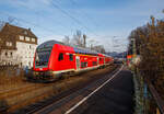 Steuerwagen voraus rauscht der RE 9 rsx - Rhein-Sieg-Express (Siegen – Köln – Aachen) am 18.01.2023 durch den Bahnhof Scheuerfeld (Sieg).