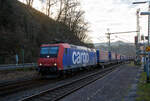 Die an die SBB Cargo International AG vermietete SBB Cargo Re 482 024-7 (91 85 4482 024-7 CH-SBBC) fährt am 28.01.2023 mit einem „Winner“ KLV-Ganzzug durch Scheuerfeld (Sieg) in
