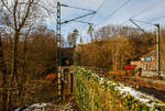 Beim Wiederlager der Siegbrücke beim Bahnhof Scheuerfeld (Sieg) mit dem Blick über die Brücke zum 32 m langen Mühlburg-Tunnel der Siegstrecke (KBS 460) bei km 79,4 am 02.12.2023.