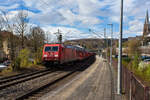Die 185 209-4 (91 80 6185 209-4 D-DB) der DB Cargo AG fährt am 28.03.2024, mit einem SUV´s beladenen Autotransportzug der DB Cargo Logistics GmbH, ex ATG, durch den Bahnhof Kirchen (Sieg) in