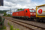 Die 185 154-2 (91 80 6185 154-2 D-DB) der DB Cargo AG fährt am 21 Juni 2024 mit einem KLV-Zug durch Niederschelden in Richtung Siegen.
