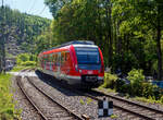 Ein Triebzug der BR 430 / 431 der S-Bahn Stuttgart wohl auf Werkstattfahrt...
Der vierteilige Elektrotriebzug 430 063 / 431 063 / 431 563 / 430 536 der S-Bahn Stuttgart (DB Regio AG - Baden-Württemberg) fährt am 09 Mai 2025 durch den Bahnhof Kirchen/Sieg in Richtung Köln.

Der Triebzug wurde 2012 von Bombardier Transportation GmbH in Hennigsdorf sowie in Aachen unter den Fabriknummern 26620 bis 26623 gebaut, die Abnahme durch die DB Regio AG - Region Baden-Württemberg (S-Bahn Stuttgart) erfolgte jedoch erst im Februar 2014. 

Nach ursprünglichen Planungen der Hersteller sollte die Baureihe 430/431 bis Juni 2012 eine Zulassung erhalten haben. Dieser Zeitplan konnte jedoch nicht eingehalten werden. Die Fahrzeuge der Baureihe 430/431 erhielten am 21. Februar 2013 vom Eisenbahn-Bundesamt wegen Problemen mit der Mehrfachsteuerung zunächst nur eine Zulassung für den Kurzzugbetrieb. Die Zulassung für Voll- und Langzüge erfolgte am 25. März 2013. Seit dem 8. April 2013 erfolgt die Abnahme durch DB Regio vom Hersteller Bombardier.

Der Einsatz der Baureihe 430 in Stuttgart sollte ursprünglich Ende 2012 beginnen und bundesweit der erste sein. Zum Beginn des Verkehrsvertrags am 1. Juni 2013 sollten dann alle 87 bestellten Fahrzeuge zur Verfügung stehen, letztlich war dies erst im Januar 2015 der Fall.
