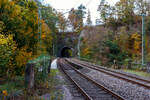 Blick und Durchblick auf/durch den 32 m lange Mühlburg-Tunnel bei km 74,4 der Siegstrecke (KBS 460) in Scheuerfeld/Sieg am 18 Oktober 2025.