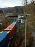 Die an die FRACHTbahn Traktion GmbH (Wien) Siemens Vectron MS – 6193 680 (91 80 6193 680-6 D-ELOC) der ELL - European Locomotive Leasing (Wien) fährt am 04 Dezember 2025 mit einem