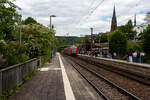 Der RE 9 - Rhein Sieg Express (RSX) Siegen - K�ln – Aachen, geschoben von der 146 006-2 (91 80 6146 006-2 D-DB) der DB Regio NRW, erreicht am 08 Mai 2026 den Bahnhof Kirchen/Sieg.