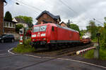Die 185 101-3 (91 80 6185 101-3 D-DB) der DB Cargo AG f�hrt am 20 Mai 2026 mit einem gemischten G�terzug durch Kirchen/Sieg in Richtung K�ln. 

Die TRAXX F140 AC1 wurde 2002 von der Bombardier Transportation GmbH in Kassel unter der Fabriknummer 33526 gebaut. Man kann es auch an den vier Stromabnehmern erkennen, die Lok hat die Zulassung f�r Deutschland und die Schweiz (D/CH), daf�r ist sie auch mit ETCS ausger�stet. 
