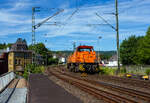 Die KSW 45 (98 80 0276 016-9 D-KSW) die MaK G 1204 BB der Kreisbahn Siegen-Wittgenstein rauscht am 28 Mai 2026 solo auf Tfzf (Triebfahrzeugfahrt) / Lz (Lokzug) durch Kirchen/Sieg in Richtung Siegen. 

Nochmals einen lieben Gru� an das nette Lokf�hrer zur�ck.

Die Lok ist �brigens eine ehemalige Schweizerin, sie wurde 1991 unter der Fabriknummer 1000866 bei MaK in Kiel gebaut und an die Sersa AG (Z�rich) als Am 847 953-7  Bettina  geliefert. Im Jahr 1998 ging sie wieder nach Deutschland zur MaK / Vossloh Locomotives zur�ck, wo sie als Mietlok zur Verf�gung stand. Nach mehreren Stationen als Mietlok (u.a. 2006 auch bei der KSW) wurde sie dann 2007 von der KSW gekauft und am 23.08.2007 nach Siegen �berf�hrt.