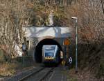 Ein Stadler GTW 2/6 der Hellertal kommt am 04.02.2011 aus dem Herdorfer Tunnel und erreicht den Haltepunkt Herdorf-K�nigsstollen, nach diesem Halt f�hrt er weiter Richtung Betzdorf/Sieg.