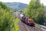   Die KSW Lok 42 (92 80 1277 902-3 D-KSW) eine Vossloh MaK G 1700 BB kommt am 18.05.2015, mit einem kurzen Güterzug aus Betzdorf, in Herdorf an.
