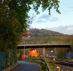 Die KSW 45 (98 80 0276 016-9 D-KSW) eine MaK G 1204 BB der Kreisbahn Siegen-Wittgenstein steht am 02.11.2022, mit einem langen Übergabezug, in Herdorf auf der KSW-Infrastruktur  Freien Grunder