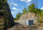 Die Strecke der Hellertalbahn (KBS 462), von Herdorf gesehen hinter dem Hp  Königsstollen am 19.05.2023, nun sind auch links die Netze zur Hangsicherung montiert.