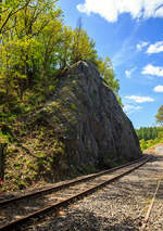 Die Strecke der Hellertalbahn (KBS 462), von Herdorf gesehen hinter dem Hp  Königsstollen am 19.05.2023, nun sind auch links die Netze zur Hangsicherung montiert.
