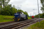 Die zurzeit an die KSW (Kreisbahn Siegen-Wittgenstein) vermietete RBH 806 / 275 806-4 (98 80 0275 806-4 D-RBH), eine MaK G 1206 der RBH - RAG Bahn und Hafen GmbH (Gladbeck), steht zur Mittagspause am 19 Mai 2026 auf dem Rbf der KSW in Herdorf (Betriebsst�tte Freien Grunder Eisenbahn- NE 447). Oben am begr�nten Bahndamm die DB Strecke Betzdorf/Sieg – Herdorf – Haiger „Hellertalbahn“. Hinten das Einfahrtsignal zum Bahnhof Herdorf, f�r in Richtung Betzdorf/Sieg fahrende Z�ge. 

Die MaK G 1206 wurde 1997 von der Siemens Schienenfahrzeugtechnik (SFT) in Kiel-Friedrichsort unter der Fabriknummer 1000905 gebaut und an die damalige RAG - Ruhrkohle AG, RAG Bahn- und Hafenbetriebe in Gladbeck als RAG 802 ausgeliefert. Sie ist eine Lok des erfolgreichen Typs G 1206 aus dem 3. Typenprogramm. Im Jahr 2004 erfolgte die Umfirmierung der RAG in RAG Bahn und Hafen GmbH (RBH) und nach der �bernahme durch die DB Schenker Rail Deutschland AG (heute DB Cargo) erfolgte 2006 die Umfirmierung in RBH Logistics GmbH.