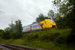 Zurzeit wird auf der Hellertalbahn (KBS 462) emissionsfrei gefahren. Der zweiteilige Hybridtriebzug (E/Akku) der BR 563 vom Typ SIEMENS Mireo Plus B der HLB (Hessische Landesbahn GmbH) 563 803 / 563 903 f�hrt am 04 Juni 2026, als RB 96 (Umlauf 61819) „Hellertalbahn“ (Betzdorf/Sieg – Herdorf – Haiger – Dillenburg), von Herdorf weiter in Richtung Dillenburg. Ich stehe bei Lokschuppen der KSW.
