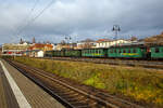 Der Schmalspur-Bahnhof Radebeul Ost (L��nitzgrundbahn) der SDG - S�chsische Dampfeisenbahngesellschaft mbH am 07.12.2022, auf Gleis 3 stehen einige vierachsiger 750 mm-Schmalspur Personenwagen.