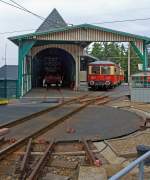
Der Bergbahnhof Lichtenhain  der Oberweißbacher Bergbahn am 24.08.2013, hier endet die Standseilbahn und beginnt die  600 V Gleichstrom Flachstrecke der KBS 563 nach Cursdorf.  

Links die Standseilbahn und rechts die gerade eingefahrenen ET 479 201-6 und ET 479 203-2.   

Die Bergbahn besteht aus zwei Teilen:
- der Standseilbahn, von Obstfelderschmiede nach Lichtenhain und
- der  Flachstrecke  der Bergbahn, von Lichtenhain nach Cursdorf

Die Konzession zum Bau wurde für eine Eisenbahnstrecke von Obstfelderschmiede nach Cursdorf erteilt, heute als Strecke Nr. 6691 (KBS 563) der Deutschen Bahn AG geführt. Die Standseilbahn ist also ein Bestandteil dieser Eisenbahnstrecke.

Sie wurde gebaut für den Güterverkehr, um die Hochebene um Oberweißbach an das deutsche Eisenbahn-Netz anzuschließen.

Die Standseilbahn hat an beiden Enden jeweils Anschluß über  eine Drehscheibe an die Bahnanlagen mit Regelspur-Gleisen, so können die Regelspurwagen auf die Güterbühne verladen werden.
