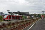 
Der Bahnhof Erndtebrück am 10.08.2014 von der Gleisseite (Blickrichtung Kreuztal). Links (auf Gleis 1) abgestellt der Alstom Coradia LINT 27 - 640 013 (95 80 0640 013-8 D-DB) der 3-Länder-Bahn (DB Regio NRW).