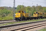 214 008-5 und W 203 002 von LEONHARD Wei� mit Gleisstopfmaschine UM 3  Edelwei�  in Westerstetten am 06.05.2011.