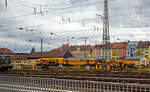 Eine Plasser & Theurer Universalstopfmaschine UNIMAT 09-32/4S DYNAMIC und ein Plasser & Theurer Universalschotterplaniermaschine USP 2000 SWS beide von der DB Bahnbau Gruppe sind am 17 April 2023 beim Bahnhof Bamberg abgestellt.