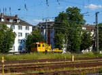 Der Plasser & Theurer Motorturmwagen MTW 100 - 99 80 9 136 009-4 D-DBBBG der DB Bahnbau Gruppe GmbH, ex 97 99 06 004 17-6 D-DB (MTW 4), ex 97 99 06 504 17-5, ist am 01 Juli beim Hauptbahnhof Koblenz