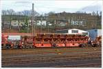 Drehgestellflachwagen f�r den Transport von Blechtafeln der Gattung Slps-u 725, NVR-Nummer 31 80 4726 096-9 D-DB, der DB Schenker Rail Deutschland AG abgestellt am 21.12.2013 in Kreuztal, beladen mit