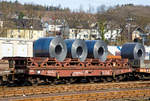 Drehgestellflachwagen mit sechs Rads�tzen der Gattung  Sahlmmps 706, mit Coil-Ladegestell bzw.