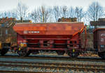 Gedeckter Sch�ttgutwagen mit dosierbarer Schwerkraftentladung und zwei Rads�tzen 21 80 0734 704-8 D-DB, der Gattung Tds 938, der DB Cargo AG am 14.02.2017 in Herdorf, im Zugverband auf dem Rbf der