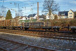 Vierachsiger Drehgestell-Flachwagen mit Drehrungen und Stirnwandklappen, 31 80 3961 476-9 D-DB, Gattung Rmms 664, der DB Cargo AG, beladen mit Stahlkn�ppel (Vierkantstangen), am 22.12.2021 im