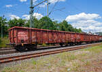 Vierachsiger offener Drehgestell-G�terwagen 31 80 5377 896-1, der Gattung Eanos-x 055, der DB Cargo AG am 12.06.2020 im Zugverband bei einer Zugdurchfahrt in Mudersbach (Sieg).