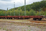 4-achsiger Drehgestell-Flachwagen, mit Seiten- und Stirnwandklappen und mit Rungen, 31 80 3942 618-0 D-DB, der Gattung Res 677, der DB Cargo Deutschland AG, abgestellt am 09.08.2019 in Betzdorf/Sieg.