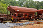 Offener zweiachsiger Schüttgutwagen mit dosierbarer Schwerkraftentladung, 21 80 6459 812-9 D-DB, Gattung Fcs-x 092, der DB Cargo Deutschland AG, abgestellt am 09.08.2019 in Betzdorf/Sieg.