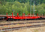 Sechsachsiger Drehgestell-Flachwagen, mit Rungen, Stirnwandklappen und klappbaren Ladeschwellen, jedoch ohne Seitenwandklappen, 31 80 4852 895-6 D-DB, der Gattung Samms 489.1, der DB Cargo AG,