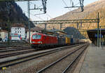 In Doppeltraktion, wobei gerade mit gesenkten Stromabnehmern ausrollend, haben zwei Siemens Vectron MS mit einem KLV-Zug, aus �sterreich kommend, den Bahnhof Brenner (Stazione di Brennero) erreicht. Vorne die 193 311 (91 80 6193 311-8 D-DB) der DB Cargo und dahinter die an die Mercitalia Rail S.r.l. vermietete X4 E – 704 / 193 704 (91 80 6193 704-4 D-DISPO) der MRCE Dispolok GmbH (M�nchen). Nach den Formalit�ten und dem Wechsel vom Lokf�hrer, werden sp�ter die Stromabnehmer (f�r 3 kV DC), nun unter dem italienischen 3 kV Gleichstrom, angehoben und die weitere Fahrt in Italien kann fortgesetzt werden.

Beide Siemens Vectron MS wurde 2018 von Siemens in M�nchen-Allach gebaut, die DB 193 311 unter der Fabriknummer 22452 und die MRCE 193 704 unter der Fabriknummer 22388. Diese Vectron Lokomotiven sind als MS – Lokomotive (Multisystem-Variante) mit 6.400 kW konzipiert und zugelassen f�r Deutschland, �sterreich, Schweiz, Italien und Niederlande (D/A/CH/I/NL), Die DB Vectron ist f�r eine H�chstgeschwindigkeit von 200 km/h und die MRCE Vectron ist f�r eine H�chstgeschwindigkeit von160 km/h zugelassen.