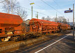 Vierachsiger gedeckter Drehgestell-Schüttgutwagen mit dosierbarer Schwerkraftentladung, 31 80 0835 022-1 D-DB, der Gattung Tads 961, der DB Cargo AG am 18.01.2023 im Zugverband bei einer