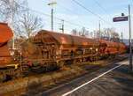 Vierachsiger gedeckter Drehgestell-Schüttgutwagen mit dosierbarer Schwerkraftentladung, 31 80 0835 120-3 D-DB, der Gattung Tads 961, der DB Cargo AG am 18.01.2023 im Zugverband bei einer