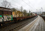2-achsiger Flachwagen mit Seiten- und Stirnwandklappen sowie Seiten- und Stirnwandrungen, 21 80 3301 688-0 D-DB, der Gattung Ks 447, ex DR Ks 3301, der DB Cargo AG am 31.01.2023 im Zugverband bei der