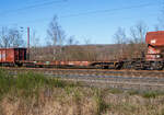 Leerer vierachsiger Drehgestell-Taschenwagen für den Transport von Sattelaufliegern und Container 31 80 4512 100-7 D-DB, der Gattung Sdgmns 743, der DB Cargo AG, am 07.02.2023 im Zugverband bei