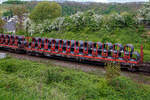 Vierachsiger Drehgestell-Flachwagen mit speziellem Ladegestell f�r Drahtrollen, 31 80 3911 616-1 D-DB der Gattung Rs-y 667, der DB Cargo Deutschland AG, am 28.02.2018 im Zugverband bei einer