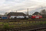 Die 077 003-7 (92 87 0077 003-7 F-DB) der DB Cargo AG, ex ECR 77 003 (Euro Cargo Rail SAS), steht am 14 März 2024 in Oberhausen-Osterfeld, aus einem fahrenden ICE heraus fotografiert. Davor steht noch ein Hilfszugwagen der DB Netz Notfalltechnik.

Die General Motors EMD JT42CWRM-100 (Class) wurde 2007 von EMD unter der Fabriknummer 20068864-003 gebaut und 2008 an die französische DB Tochter Euro Cargo Rail SAS (Paris) als 77004 (92 87 0077 004-5 F-ECR) geliefert.

Die EMD Variante JT42CWRM
Ab dem 1. Januar 2009 konnten gemäß einer EU-Richtlinie bezüglich Abgasnormen im EU-Raum keine Lokomotiven der Klasse 66 mehr zugelassen werden. Die Erfüllung der ab 2009 gültigen Abgasnormen der EU Stufe IIIa sowie das Bestreben, den sehr hohen Lärmpegel im Führerstand durch eine bessere Schallisolierung zu reduzieren, führten zur Entwicklung einer emissionsärmeren Variante unter der Bezeichnung JT42CWRM, die auch als Class 77 bezeichnet wird. Der Hersteller EMD legte Wert auf die Feststellung, diese Baureihe sei für den Einsatz in Kontinentaleuropa entwickelt worden. Deren nach Großbritannien gelieferte Variante trägt hingegen die Bezeichnung Class 66/9.

In Deutschland werden oft unter der Betreiber-Baureihe 247 bezeichnet, im deutschen Fahrzeugeinstellungsregister ist sie jedoch als Baureihe 1 266.4 geführt.

Bei nahezu unverändertem Leistungsprofil ergab sich durch zusätzliche Einbauten ein Massezuwachs von nahezu 5.000 kg, das teilweise durch ein um 1.400 Liter reduziertes Tankvolumen kompensiert wurde. Durch ein Untersetzungsgetriebe an den Fahrmotoren und ein Gleitschutz konnte die Haftreibung auf nassen Schienen verbessert werden. 
