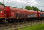 Sechsachsiger Drehgestellflachwagen mit verschiebbarem Planenverdeck und Lademulden für Coiltransporte, 31 80 4876 802-8  D-DB der Gattung Sahimms-tu 900.2, der DB Cargo AG, am 03 Juni 2024 in
