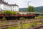Sechsachsiger Drehgestell-Flachwagen, mit Lademulden für Coiltransporte (Blechrollen), 31 80 4868 292-2, der Gattung Sahmms 711, der DB Cargo AG, 10 Juni 2025 im Zugverband bei der Durchfahrt in