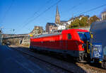Die 187 148-2 (91 80 6187 148-2 D-DB) der DB Cargo AG fährt am 13 November 2025 mit einem Coilzug durch Betzdorf (Sieg) in Richtung Köln.