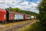 Zwei zweiachsige großräumige Schiebewandwagen (Gedeckter Wagen in Sonderbauart), vorne 21 80 2457 908-6 D-DB und dahinter 21 80 2458 653-5 D-DB, beide der Gattung Hbbillns 305 der DB Cargo