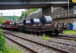 Sechsachsiger Drehgestell-Flachwagen mit aufgesetzten Lademulden f�r Coils (Blechrollen), 31 80 4871 492-3 D-DB, der Gattung Sahmms-t 710, der DB Cargo Deutschland AG, am 08 Mai 2026 im Zugverband bei