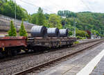 Sechsachsiger Drehgestell-Flachwagen mit aufgesetzten Lademulden f�r Coils (Blechrollen), 31 80 4871 492-3 D-DB, der Gattung Sahmms-t 710, der DB Cargo Deutschland AG, am 08 Mai 2026 im Zugverband bei
