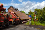 Drehgestellflachwagen f�r den Transport von Blechtafeln, 31 80 4726 064-7 D-DB, der Gattung Slps-u 725, der DB Cargo Deutschland AG am 20 Mai 2026 im Zugverband bei der Zugdurchfahrt in Kirchen/Sieg
