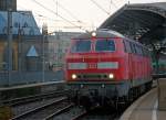   Die Schlepplok 218 838-1 (92 80 1218 838-1 D-DB) der DB Fernverkehr AG, ex DB 218 373-9, fährt am 31.10.2015 durch den Hbf Köln in Richtung Deutz.