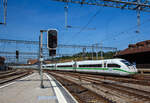 Der gr�n gestreifte ICE 4 der BR 412.0, Tz 9024 (BR 412.0 / 812) der DB Fernverkehr AG erreicht am 08 September 2021, als ICE 275 von Berlin Ostbahnhof nach Interlaken Ost, p�nktlich den Bahnhof